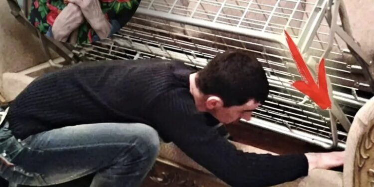 После смерти бабушки забрал из её квартиры старый диван. Найденная спрятанная записка его потрясла…