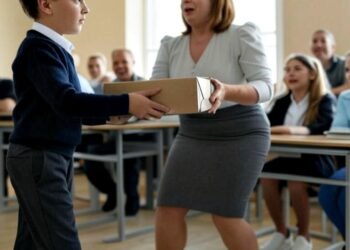 Весь класс смеялся над ним, когда он подарил учительнице эту коробку. Но когда коробку открыли, всем редко стало не до смеха…