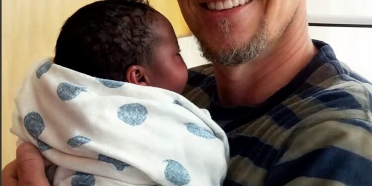 МОЯ ЖЕНА РОДИЛА ТЕМНОКОЖЕГО РЕБЕНКА—КОГДА Я УЗНАЛ ПОЧЕМУ, Я ОСТАЛСЯ С НЕЙ НАВСЕГДА.