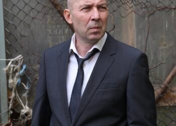 Актер с нестандартной внешностью воплощает