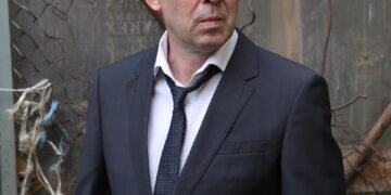 Актер с нестандартной внешностью воплощает