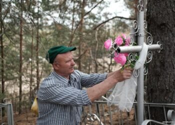 Старик убирал на могилке сына, а его собака начала что-то рыть в земле. Находка переполошила всё село