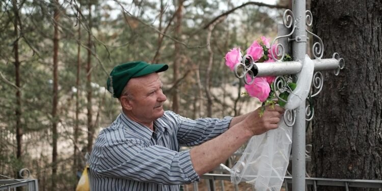 Старик убирал на могилке сына, а его собака начала что-то рыть в земле. Находка переполошила всё село