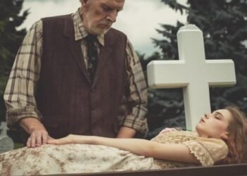 75-летний дед на похоронах внучки наклонился к гробу поправить платье