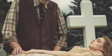 75-летний дед на похоронах внучки наклонился к гробу поправить платье