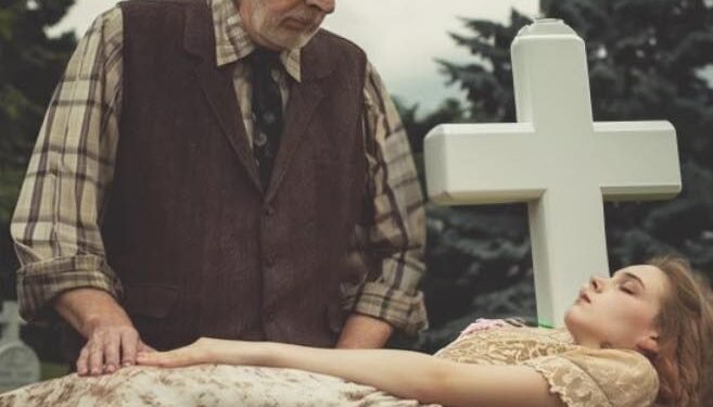 75-летний дед на похоронах внучки наклонился к гробу поправить платье