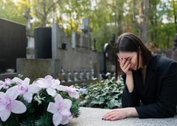 «Во время похорон вдова заметила женщину, плачущую сильнее всех. Проследив за ней до дома, онемела…»