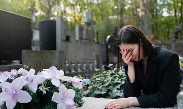 «Во время похорон вдова заметила женщину, плачущую сильнее всех. Проследив за ней до дома, онемела…»