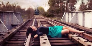 Не может быть! — кричали полицейские, когда увидели девушку на рельсах.