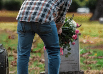 Каждую неделю какой-то незнакомец приносил цветы на могилу моего мужа. Однажды я узнал, кто это был, и потерял дар речи