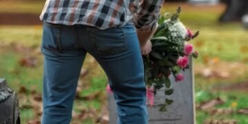 Каждую неделю какой-то незнакомец приносил цветы на могилу моего мужа.