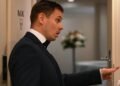 На свадьбе жених долго не мог найти невесту, но когда зашел мужской туалет услышал с кабинки знакомый голос, когда открыл дверь, ОЦЕПЕНЕЛ от увиденного