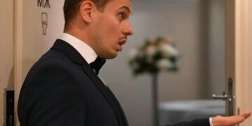 На свадьбе жених долго не мог найти невесту, но когда зашел мужской туалет услышал с кабинки знакомый голос, когда открыл дверь, ОЦЕПЕНЕЛ от увиденного