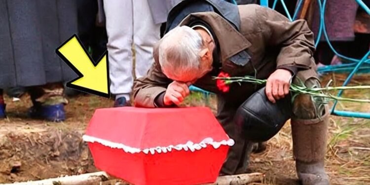 На похоронах внучки, заподозрив неладное, старик подошел к rробу и открыл крышку. От увиденного волосы ДЫБОМ стали…