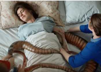 Женщина поступила в больницу с болью в животе… То, что начало выходить изнутри, довело врачей до шока!