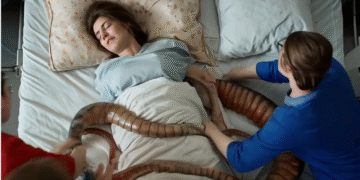 Женщина поступила в больницу с болью в животе… То, что начало выходить изнутри, довело врачей до шока!