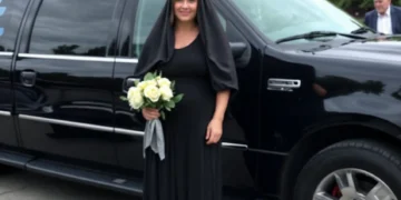 Моя свекровь привезла «особенный подарок» на катафалке прямо на нашу свадьбу.