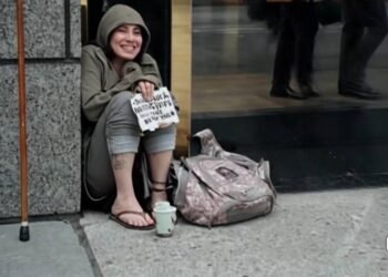 Миллионер дал попрошайке 5 тысяч и решил проследить, что она купит