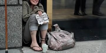 Миллионер дал попрошайке 5 тысяч и решил проследить, что она купит