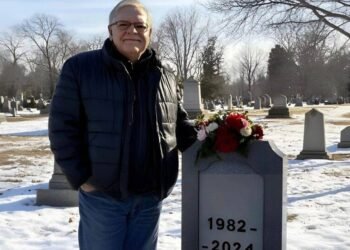 На кладбище заметил незнакомого человека, который рассказал мне ужасную правду о моей покойной жене 