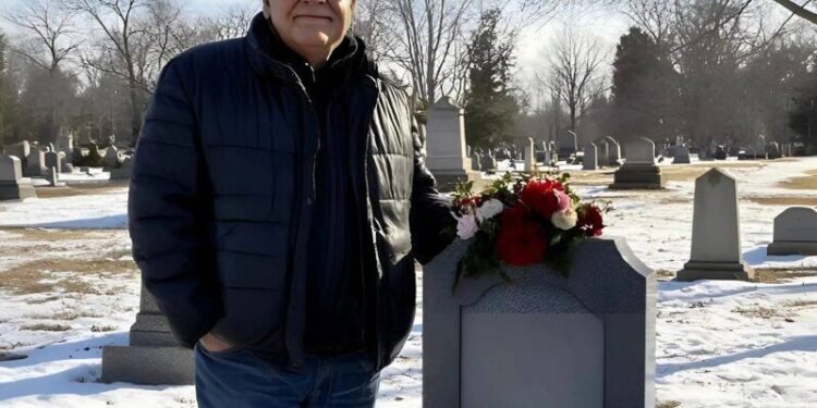 На кладбище заметил незнакомого человека, который рассказал мне ужасную правду о моей покойной жене 