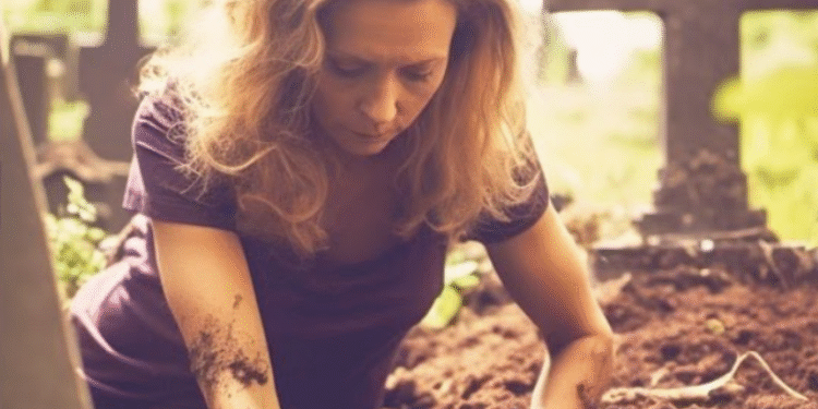 «Пустая могила — тела нет» через годы после аварии жена решила «проведать» мужа