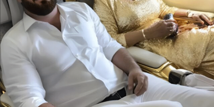 Мой муж купил билеты в первом классе для себя и своей мамы, оставив меня и детей в эконом-классе